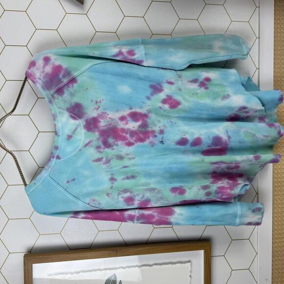 TNA by Aritzia Blue and Pink Tie-Dye Thermal Rounded Hem Tee - Size - Medium - Picture 2 of 6